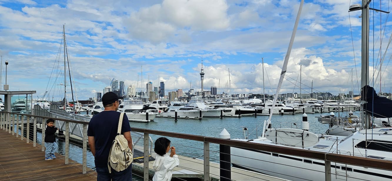 Jay Lee with family in Auckland